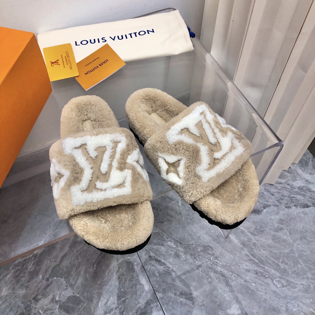 NO:238862,2025ss new thick-soled lamb fur slippers in autumn and winter. A super popular fur drag, recommended by Xiaohongshu!  After the wool is implanted in the brand elements, it is versatile, fashionable, fashionable, lazy, and is perfectly released... The fabric/inner/foot-pad bottom is full of real wool... The logo badge presents luxury and famous bottom 3.5cm Size 35-41 (41 customization without return and exchange) Packaging matching original full set of packaging 2025, slippers, slippers198609092025ss 秋冬新款厚底羊羔毛拖鞋 超级火的一款毛毛拖,小红书推荐款！ 小羊毛被植入品牌元素后,百搭、时尚、潮款、懒人至爱,被完美释放…… 面料/内里/垫脚包底全都是真羊毛…… logo徽章呈现奢侈名品 底3.5cm 码数35-41（41定制不退换） 包装配套原版全套包装 2025,拖鞋,slippers,Women's Shoes
