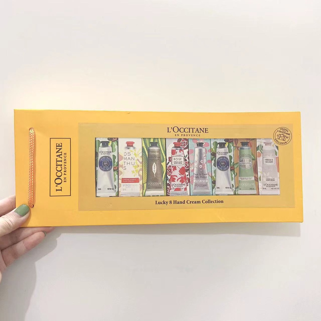 30！（下单备注：老版欧舒丹黄盒八件套） （老版欧舒丹护手霜8件套/黄盒）🔜质量升级‼️欧舒丹护手霜礼盒八件套每支30ml，这套真的很抢手‼️七款味道：经典乳木果、云中月桂，玫瑰、樱花、橙花、甜扁桃、马鞭草、滋润不油腻还非常好用，作为女…