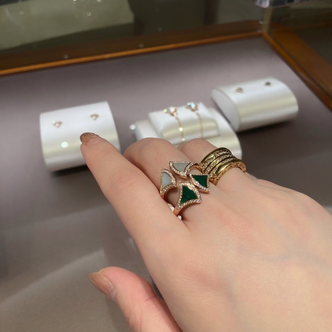 NO:633375,Mini skirt ring DIVAS' DREAM series 18K rose gold ring, a subtle interpretation of Italian style, paying tribute to charming women with a unique Roman spirit. Inspired by the elegance of women, the unique iconic element of using pavé diamonds to outline the fan-shaped outline of mother-of-pearl combines with the mosaic pattern of the Baths of Caracalla in Rome to praise the timeless beauty.  The whole body is V-gold and thick gold 0.5mm electroplated, and the color retention is longer.,,skirts,ring,Cardia high-end jewelry19860909小裙子戒指DIVAS' DREAM系列18K玫瑰金戒指,精妙演绎意大利风情,以独特的罗马精神向魅力女性致敬.由女性的优雅气质汲取灵感,以密镶钻石勾勒珍珠母贝扇形轮廓独树一帜的标志性元素结合罗马卡拉卡拉大浴场的马赛克图案,礼赞隽永之美. 通体V金厚金0.5咪电镀,保色程度更久.,,skirts,ring,卡迪亚高端饰品,Jewelry