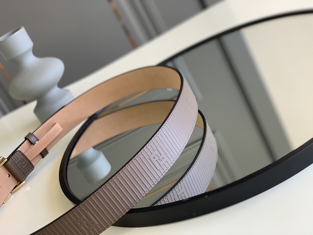Fendi 五金做工精细 线条流畅 表面光滑 𝐙𝐏电镀工艺 香港通关【𝐇𝐀𝐀𝐒】 进口皮料