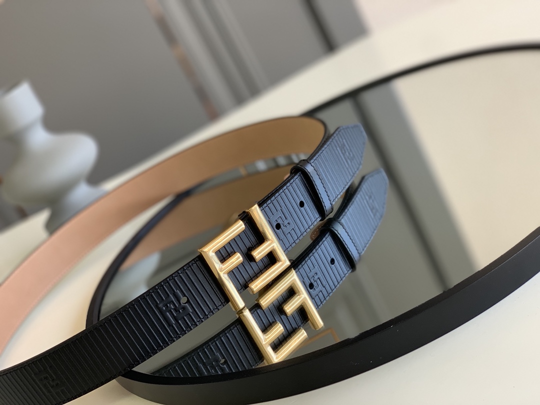 Fendi 五金做工精细 线条流畅 表面光滑 𝐙𝐏电镀工艺 香港通关【𝐇𝐀𝐀𝐒】 进口皮料