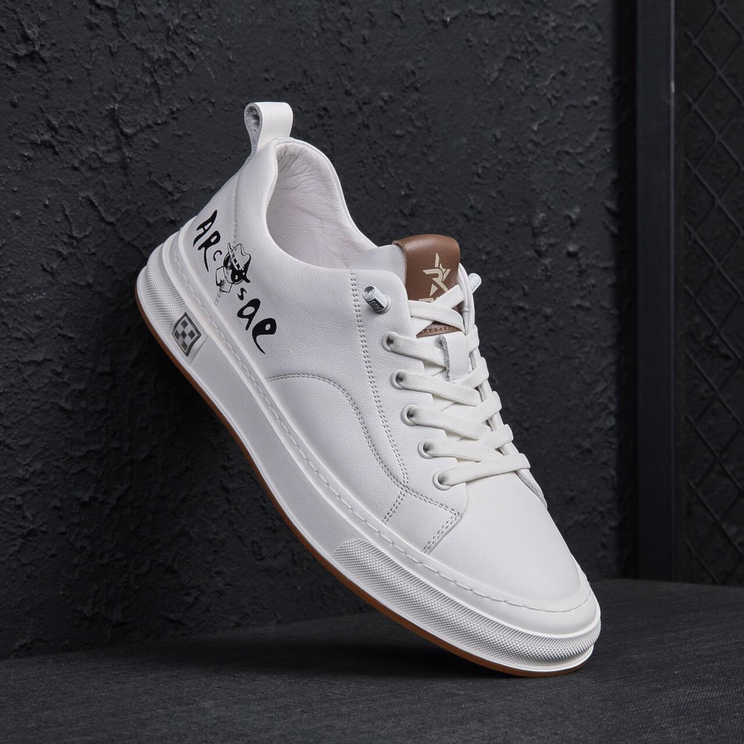 I5 , Prada 普拉达 手工休闲鞋上市、经典系列风格，面料头层牛皮，软底橡胶底，真皮内里及垫脚，质量好上脚舒适款