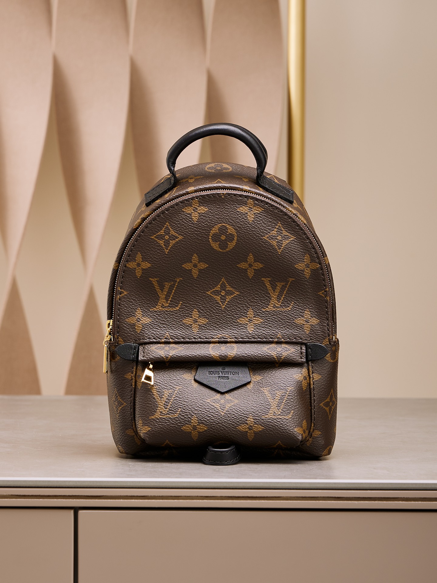 M44873: Nicolas Ghesquière le da a esta mochila un cambio de estilo, convirtiendo una simple necesidad diaria en un bol…