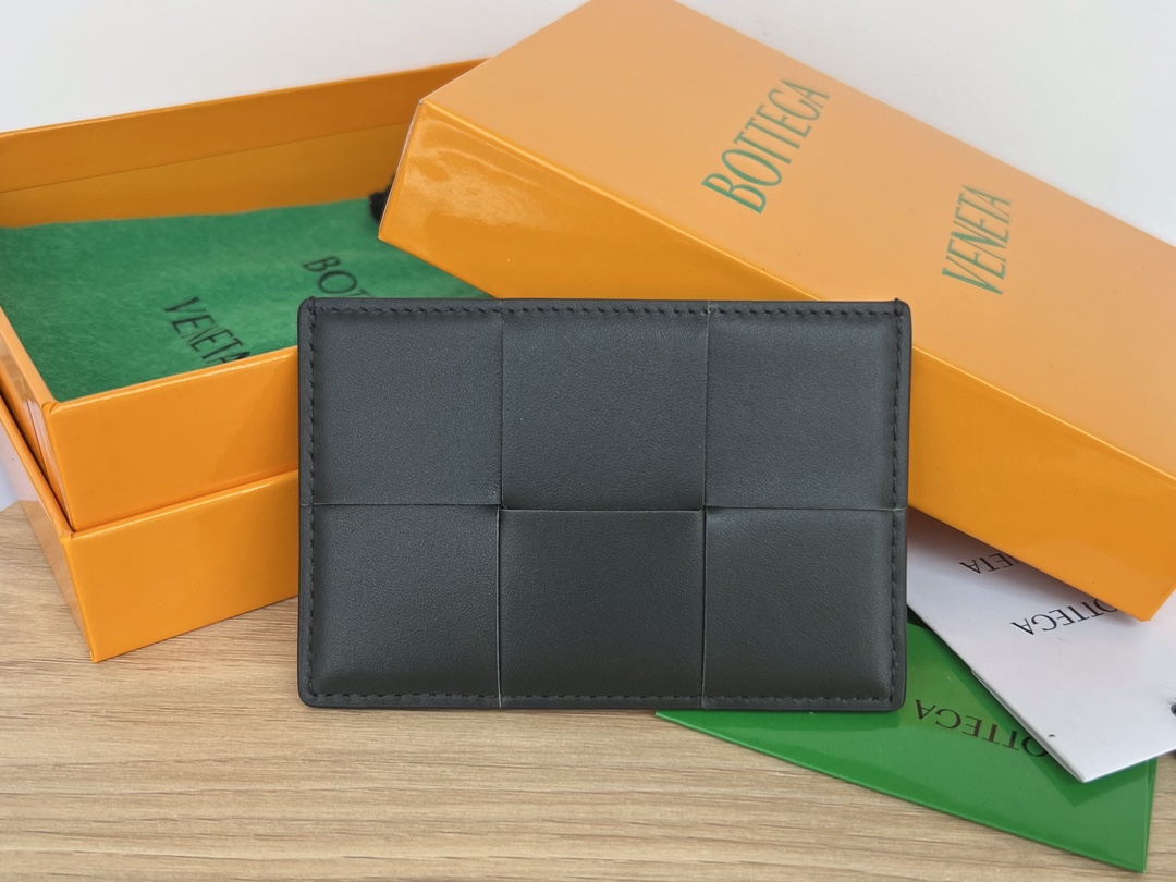 NO:763598,#BV’s new big grid card holder 649597 is a simple card-only bag without any zippers or other decorations. It is small, thin and easy to carry. It can be put directly in your pocket or in a small bag. It is made of cowhide and has a soft feel. There are 3 card slots on the back that are not tight. Each slot can easily fit 2 cards. There is also a card slot in the middle. It is enough for daily use. In the era of no cash, the card holder is more convenient and practical. The card holder that everyone needs  Size 11x7.5,BV,bottega veneta,cowhide19860909#BV 新款大编格卡包 649597简简单单只放卡的包 没有任何拉链搭扣等装饰 小巧轻薄易携带 直接揣兜里或者放小包包里,牛皮制成 手感糯唧唧 背面3个不紧卡槽 每格轻松塞入2张卡 中间也有卡槽放 日常足够 ,在不带现金的时代 卡包便捷性和实用性更高 每个人都需要的卡包 尺寸11x7.5,BV,bottega veneta,cowhide,欧美剧