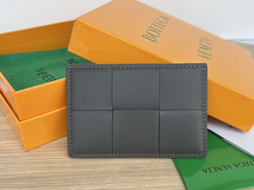 NO:671308,#BV’s new big grid card holder 649597 is a simple card-only bag without any zippers or other decorations. It is small, light and easy to carry. It can be put directly in your pocket or in a small bag. It is made of cowhide and has a soft feel. There are 3 card slots on the back that are not tight. Each slot can easily fit 2 cards. There is also a card slot in the middle. It is enough for daily use. In the era of no cash, the card holder is more convenient and practical. The card holder that everyone needs  Size 11x7.5,BV,bottega veneta,cowhide19860909#BV 新款大编格卡包 649597简简单单只放卡的包 没有任何拉链搭扣等装饰 小巧轻薄易携带 直接揣兜里或者放小包包里,牛皮制成 手感糯唧唧 背面3个不紧卡槽 每格轻松塞入2张卡 中间也有卡槽放 日常足够 ,在不带现金的时代 卡包便捷性和实用性更高 每个人都需要的卡包 尺寸11x7.5,BV,bottega veneta,cowhide,欧美剧