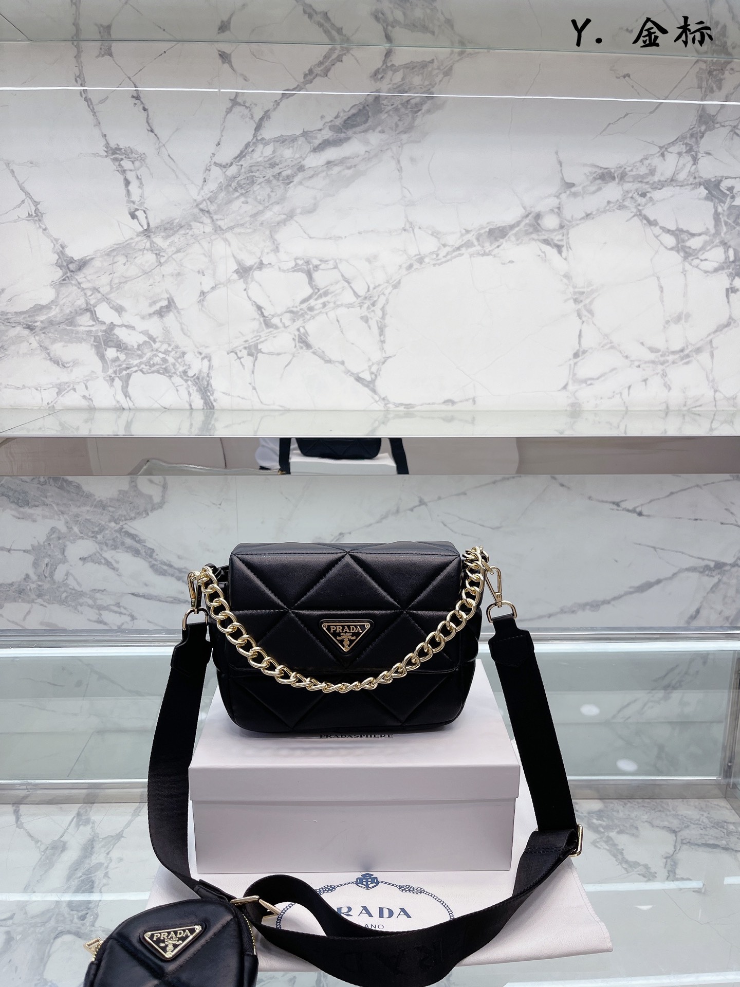 J0 金标三合一女包 轻巧有型隐藏式前V拉链和翻盖设计包形与正面的三角标争相呼应突出了品牌logo标识的主题~肩带都可以调节 尺寸20 18cm