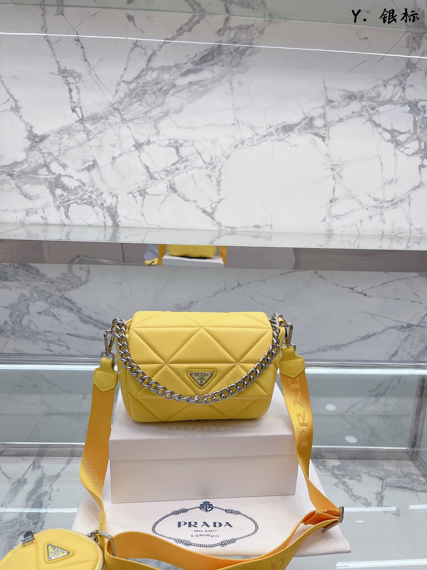 J0 银标 三合一女包 轻巧有型隐藏式前V拉链和翻盖设计包形与正面的三角标争相呼应突出了品牌logo标识的主题~肩带都可以调节 尺寸20 18cm”},”digital_watermark”:1.1117929756508e+16,”normal”:true,”old_share_time”:”