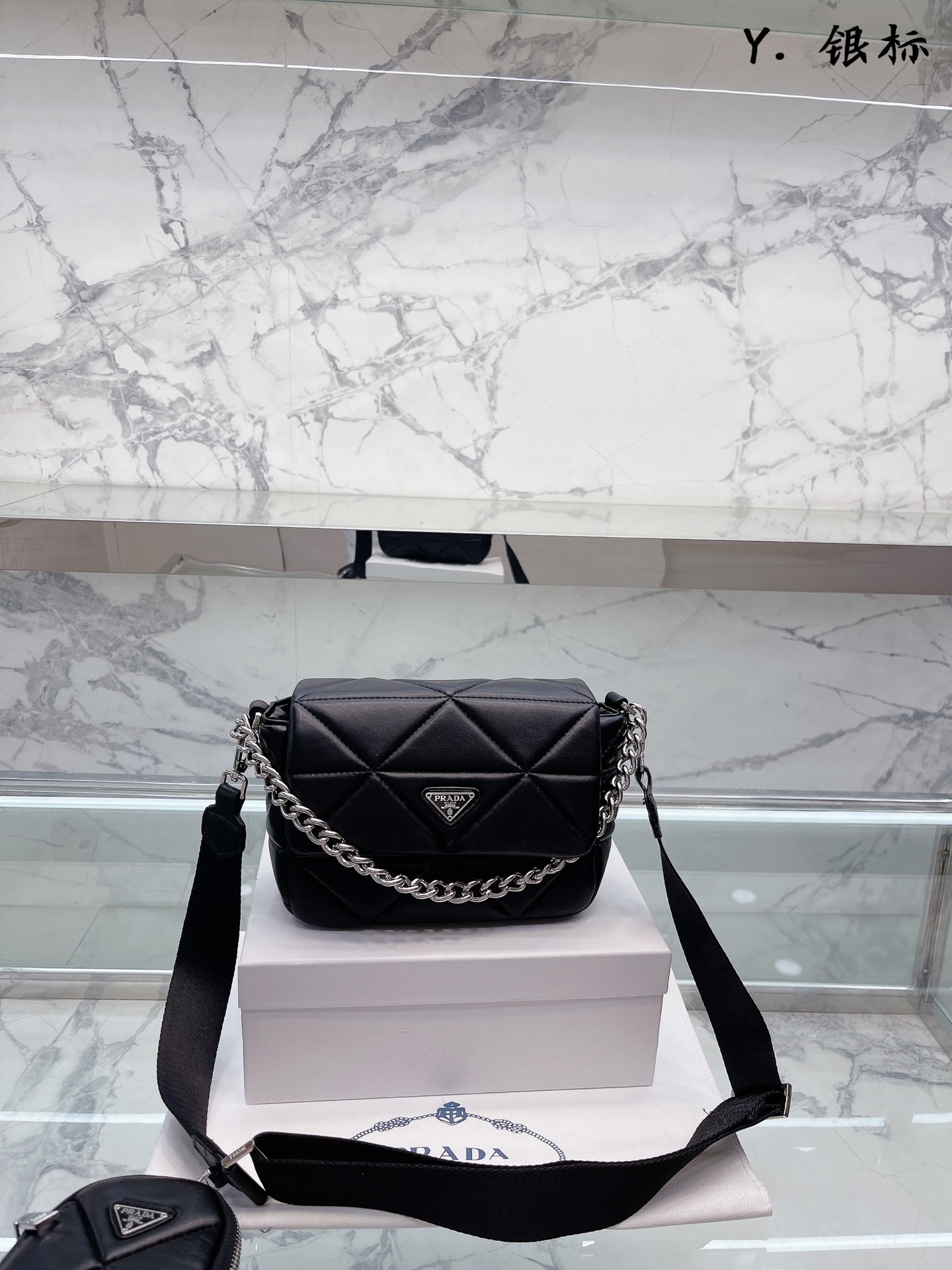 J0 银标 三合一女包 轻巧有型隐藏式前V拉链和翻盖设计包形与正面的三角标争相呼应突出了品牌logo标识的主题~肩带都可以调节 尺寸20 18cm