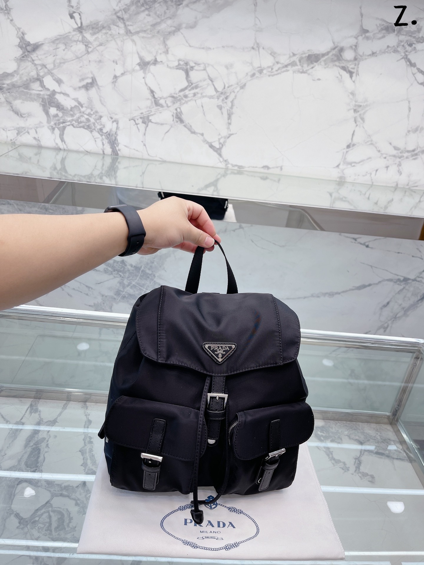 J0 高品质  普拉达 Prada  22新品高级双肩 Logo五金原版一比一品质 内置隔层 炒鸡百搭实用的一款 喜欢的美妞赶快入手吧 店主推荐 质量超赞 尺寸：28 30cm