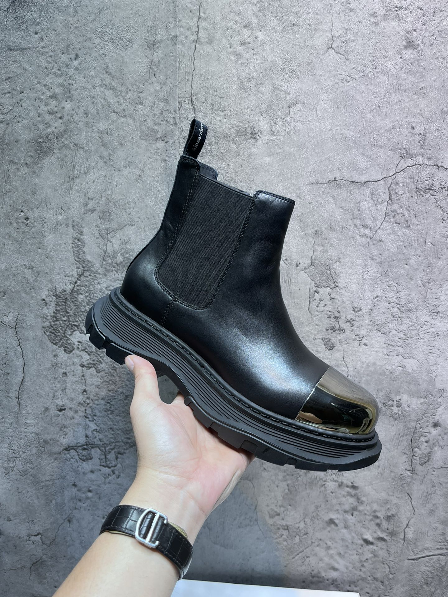 2022顶级版Alexander Mcqueen 麦昆 Mc Queen德比男鞋，切而西靴 原版开模，一比一复刻，原版白色鞋盒 布袋手提袋 全套包装、多送一副鞋带面料：进口牛皮面，内里：牛皮垫脚：牛皮垫脚大底：原版开模橡胶底厚底设计 约4.5cm，