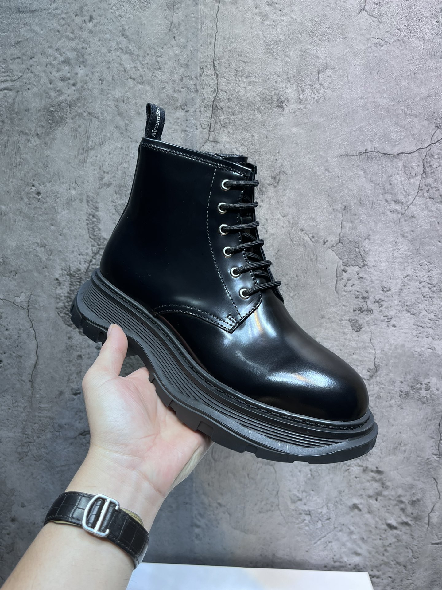 2022顶级版Alexander Mcqueen 麦昆 Mc Queen德比男鞋，切而西靴 原版开模，一比一复刻，原版白色鞋盒 布袋手提袋 全套包装、多送一副鞋带面料：进口牛皮面，内里：牛皮垫脚：牛皮垫脚大底：原版开模橡胶底厚底设计 约4.5cm，