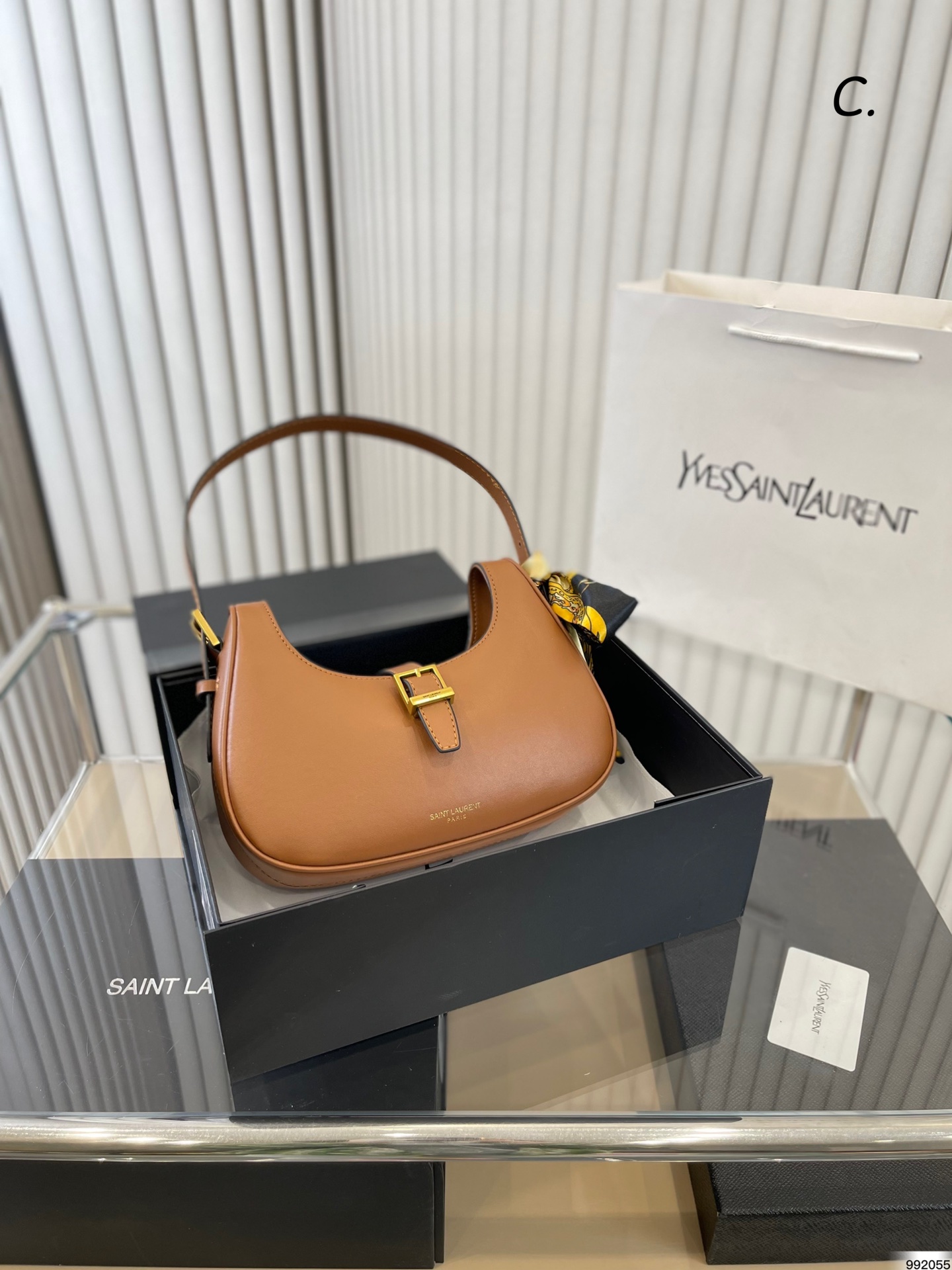 J0 4色折叠盒  Saint Laurent 圣罗兰 YSL   Saint Laurent  圣罗兰 YSL 腋下包，采用进口面料制做，足够容量。原版定制五金可单肩斜跨.尺寸:23 11