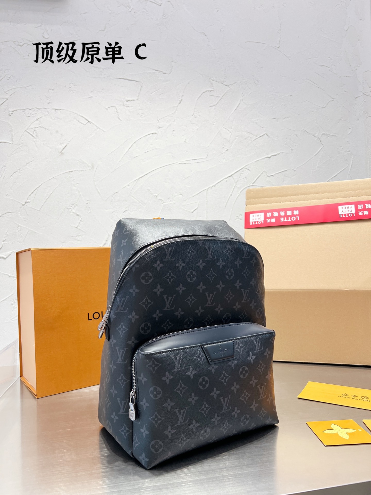 Practical Men’s Shoulder Bag: LV Discovery M43186, Stylish and Functional Choice