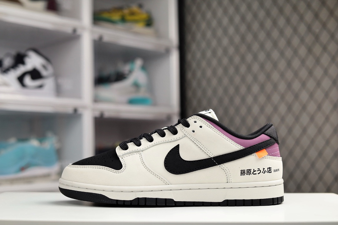 H0 公司级 NIKE DUNK SB “Toyota AE86” 藤原店配色方面还原了「熊猫」 AE86 的黑白双拼设计，不过磨砂皮面的质感看起来似乎是更加偏向灰色。最经典「藤原とうふ店」字样在后跟侧面得到忠实还原，后跟处中底上还印有「群马 55 13-954」的车牌号。鞋侧 Swoosh Logo 末端的橙色标签则呼应车尾灯，丰富的动画元素细节让整双鞋极具辨识度