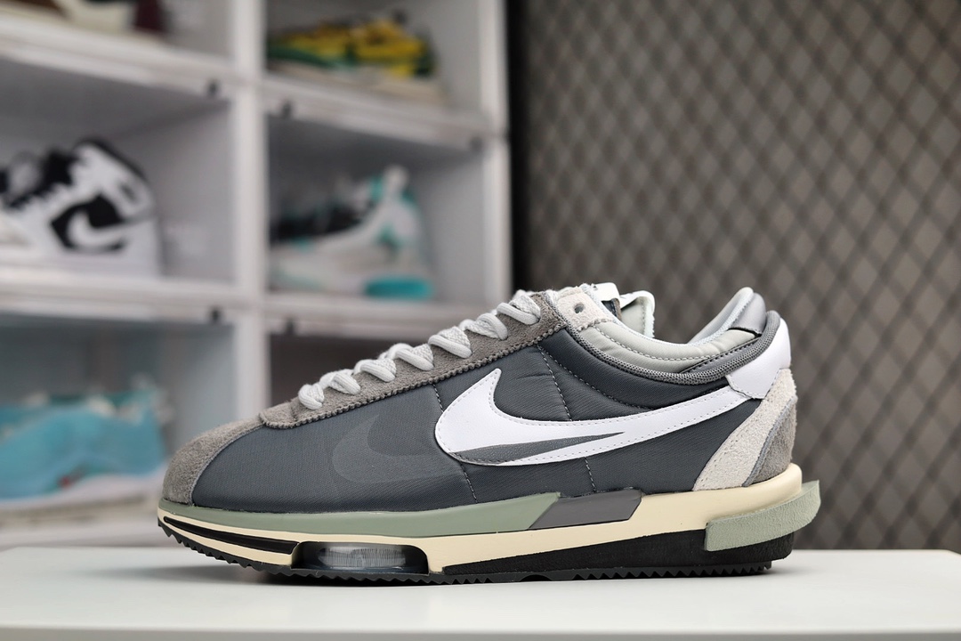 H0 男女鞋半码制升级原楦原纸版开发版型采用头层皮革饰片组合厚实牛津布与翻毛皮革鞋面材质前掌嵌入Air Zoom开窗式纤维气垫正确双层海玻璃环保鞋垫中底嵌入超轻发泡EVA缓震材质及4层组合鞋底型经典阿甘跑鞋诞生 50 周年纪念款，日式解构美学联名Sacai x Air Zoom Cortez SP 4.0″Grey White”B.4.0系列改良阿甘低帮解构厚底老爹风休闲运动慢跑鞋“厚布深灰白双钩子”