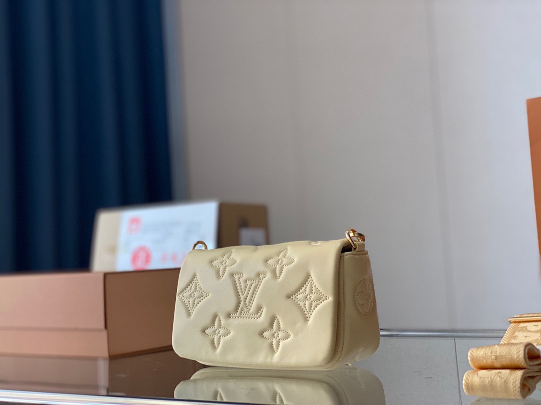 K0 配飞机盒折叠盒子  Louis Vuitton 路易威登 LV  本款 Wallet on Stra手袋来自 Bubblegram 系列，为柔软加衬牛皮革刺绣经典 Monogram 图案。磁扣翻盖开启潮流构型，动感锦纶肩带实现肩背和斜挎，取下肩带即可化身晚宴手拿包。尺寸：21 13