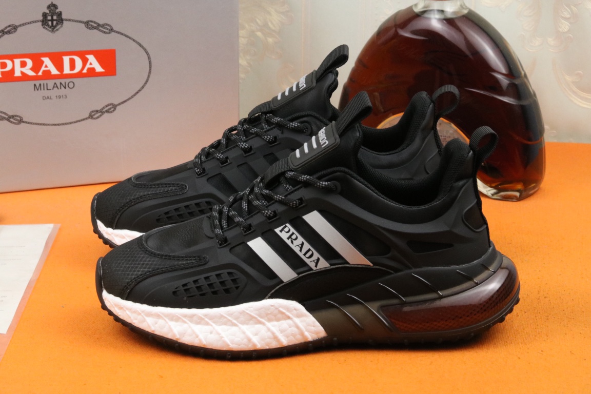 J0 高品质PRADA普拉达上市著名奢侈品牌，专柜同步更新，意大利男鞋时尚杂志季刊封面主推款鞋面采用意大利进口头层牛皮拼接冰丝网布面料制作，舒适透气内里。原版防滑橡胶运动大底，上脚舒适有型。 细节无可挑剔。