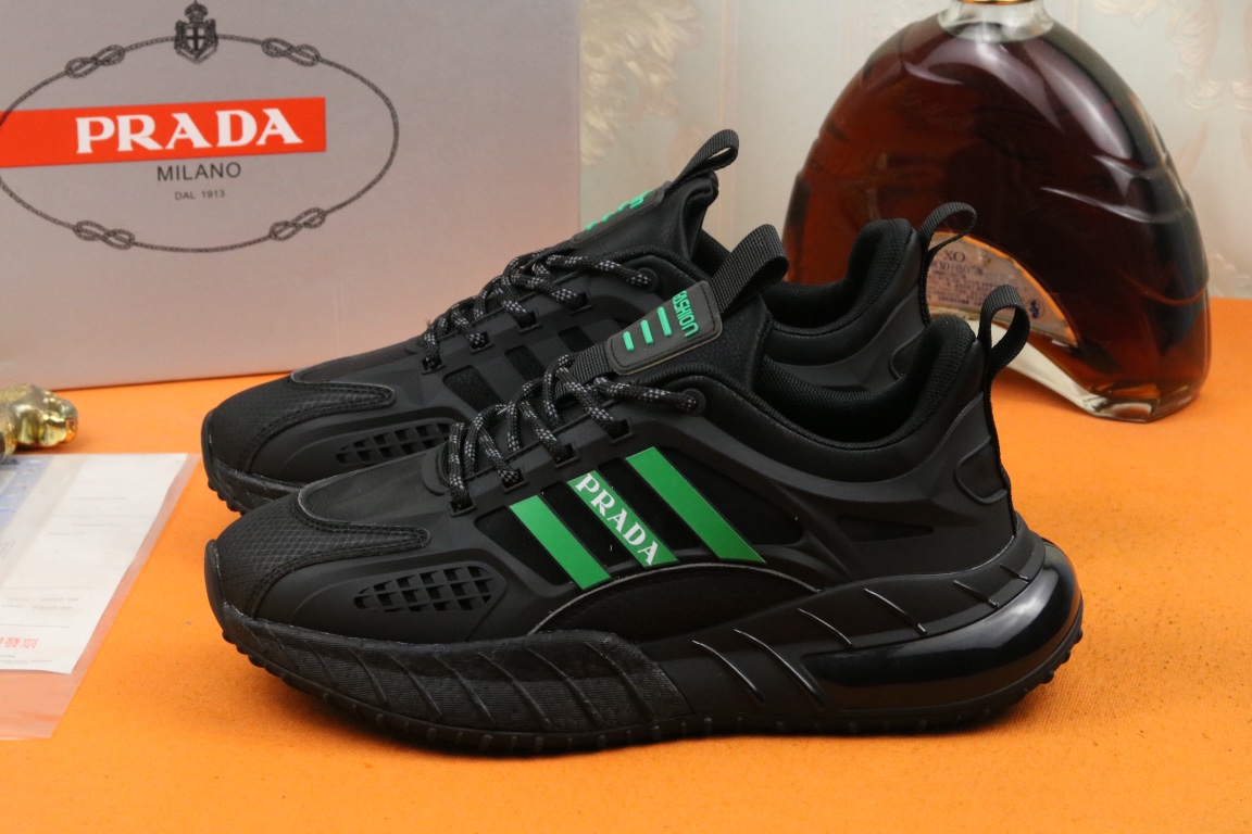 J0 高品质PRADA普拉达上市著名奢侈品牌，专柜同步更新，意大利男鞋时尚杂志季刊封面主推款鞋面采用意大利进口头层牛皮拼接冰丝网布面料制作，舒适透气内里。原版防滑橡胶运动大底，上脚舒适有型。 细节无可挑剔。