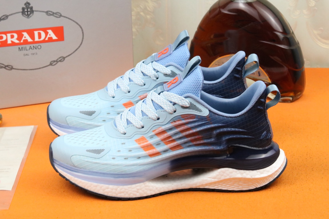 I5 高品质PRADA普拉达上市著名奢侈品牌，专柜同步更新，意大利男鞋时尚杂志季刊封面主推款鞋面采用意大利进口头层牛皮拼接冰丝网布面料制作，舒适透气内里。原版防滑运动大底，上脚舒适有型。 细节无可挑剔。