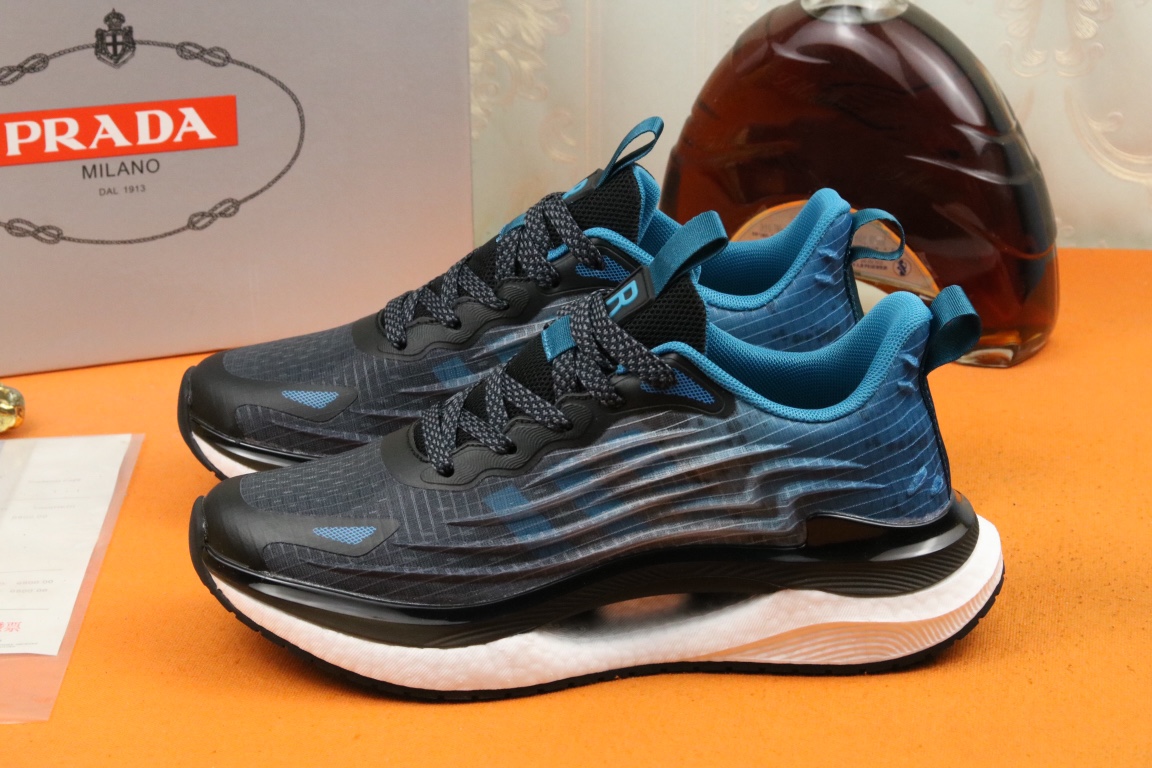 I5 高品质PRADA普拉达上市著名奢侈品牌，专柜同步更新，意大利男鞋时尚杂志季刊封面主推款鞋面采用意大利进口头层牛皮拼接冰丝网布面料制作，舒适透气内里。原版防滑运动大底，上脚舒适有型。 细节无可挑剔。