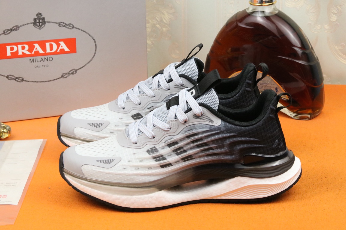 I5 高品质PRADA普拉达上市著名奢侈品牌，专柜同步更新，意大利男鞋时尚杂志季刊封面主推款鞋面采用意大利进口头层牛皮拼接冰丝网布面料制作，舒适透气内里。原版防滑运动大底，上脚舒适有型。 细节无可挑剔。