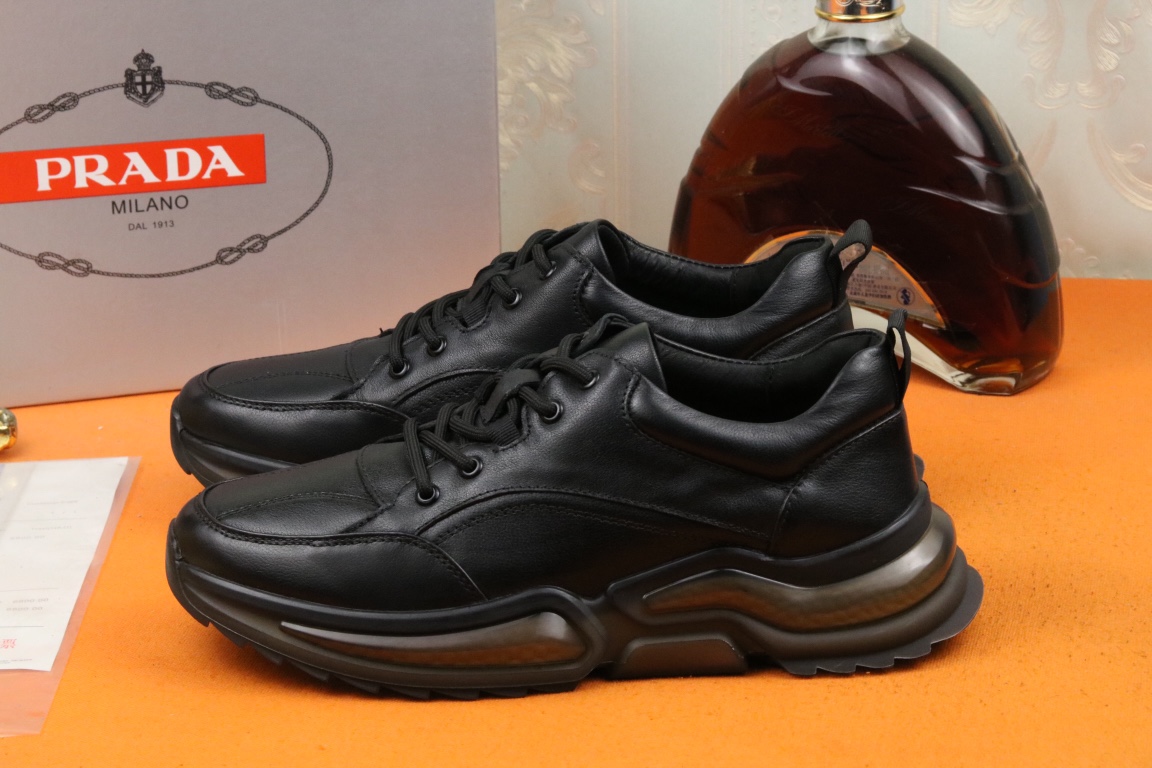I5 高品质PRADA普拉达上市著名奢侈品牌，专柜同步更新，意大利男鞋时尚杂志季刊封面主推款鞋面采用意大利进口牛皮，真皮内里。原版运动大底，上脚舒适有型。 细节无可挑剔。