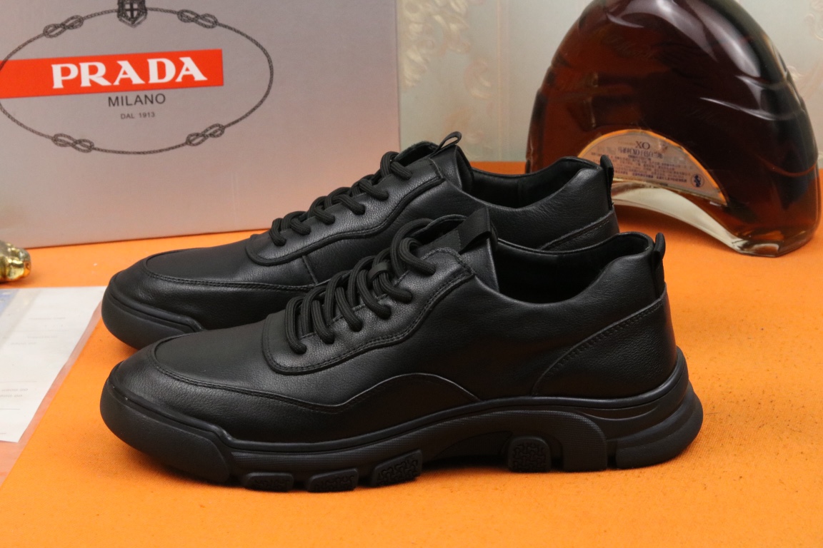 I5 高品质PRADA普拉达上市著名奢侈品牌，专柜同步更新，意大利男鞋时尚杂志季刊封面主推款鞋面采用意大利进口牛皮，真皮内里。原版橡胶大底，上脚舒适有型。 细节无可挑剔。