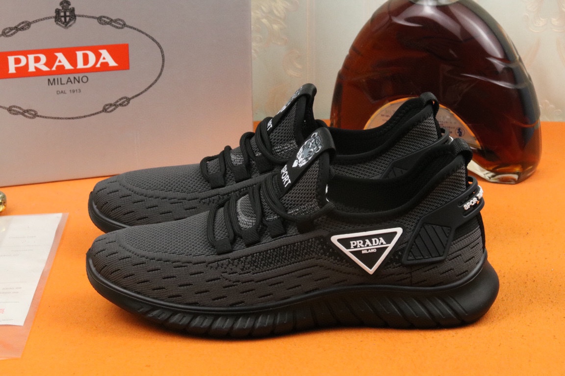 I0 爆单款PRADA普拉达 香港专柜休闲鞋，专柜品质，优质做工，鞋面采用进口透气飞织弹力布面料，舒适透气内里，原板橡胶大底 ，休闲时尚，高端品质，