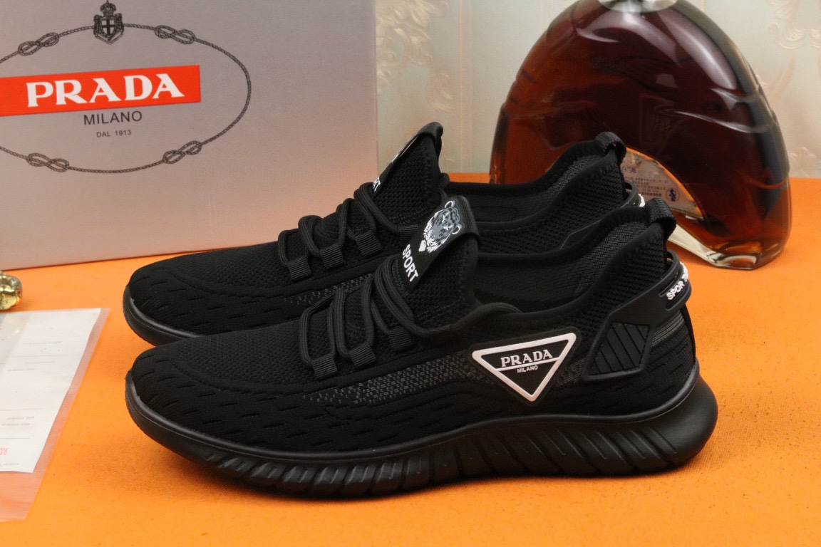 I0 爆单款PRADA普拉达 香港专柜休闲鞋，专柜品质，优质做工，鞋面采用进口透气飞织弹力布面料，舒适透气内里，原板橡胶大底 ，休闲时尚，高端品质，