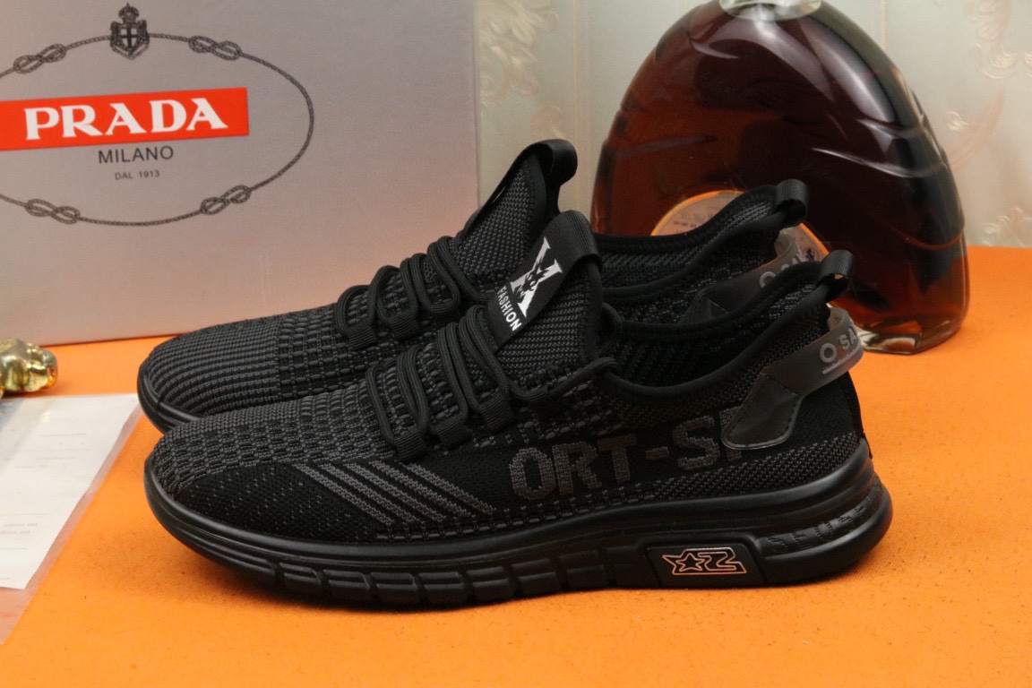 I0 爆单款PRADA普拉达 香港专柜休闲鞋，专柜品质，优质做工，鞋面采用进口透气飞织弹力布面料，舒适透气内里，原板橡胶大底 ，休闲时尚，高端品质，