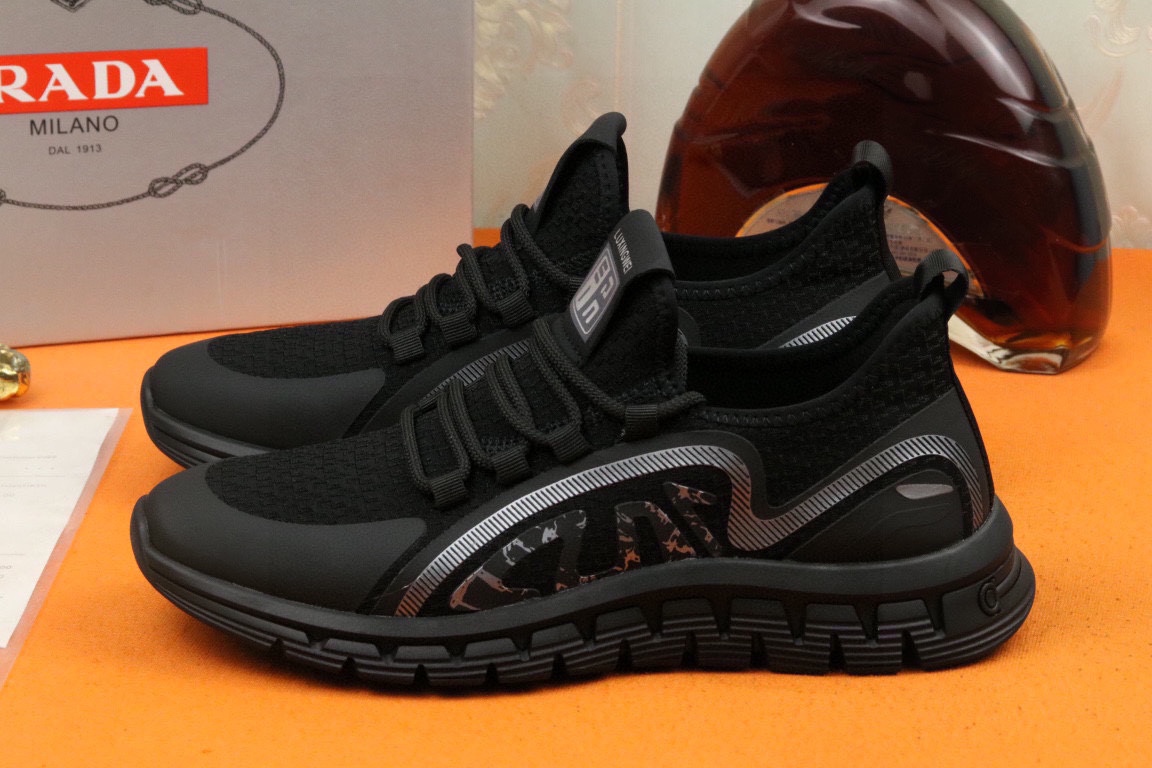 I5 爆单款PRADA普拉达 香港专柜休闲鞋，专柜品质，优质做工，鞋面采用进口透气飞织弹力布面料，舒适透气内里，原板橡胶大底 ，休闲时尚，高端品质，