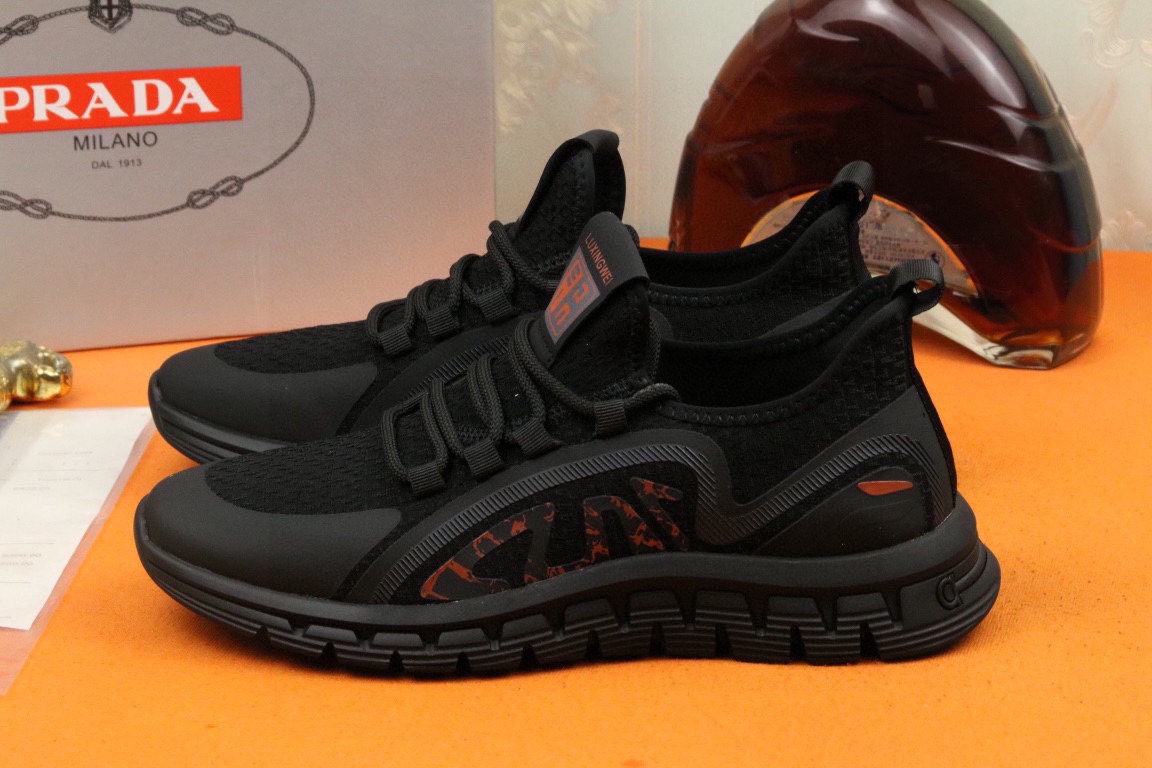 I5 爆单款PRADA普拉达 香港专柜休闲鞋，专柜品质，优质做工，鞋面采用进口透气飞织弹力布面料，舒适透气内里，原板橡胶大底 ，休闲时尚，高端品质，