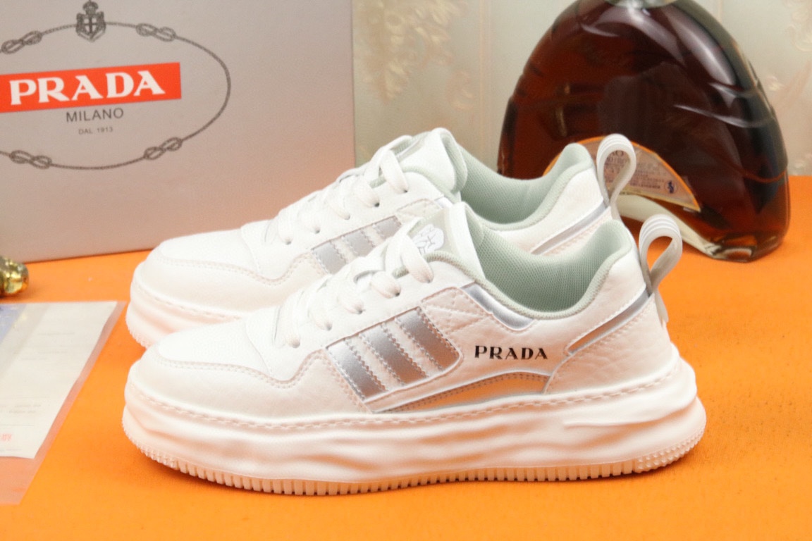 I5 高品质PRADA普拉达上市著名奢侈品牌，专柜同步更新，意大利男鞋时尚杂志季刊封面主推款鞋面采用意大利进口小牛皮，透气网布内里。原版防滑轻质发泡大底，上脚舒适有型。 细节无可挑剔。