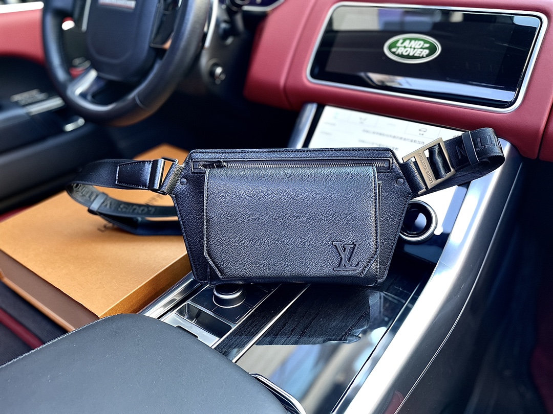 J5 高端货 “Louis Vuitton”单肩包 M57081 全新 Louis Vuitton 路易威登 LV  Aerogram 单肩包以细腻粒面皮革塑造极简设计，令潮流人士解放双手，搭配金属 Louis Vuitton 路易威登 LV 标识和源自品牌设计传统硬箱的肩带。纯角翻盖和磁扣开启充裕主隔层，拉链袋再添一层保护。尺寸30/16/3。配礼盒。p205