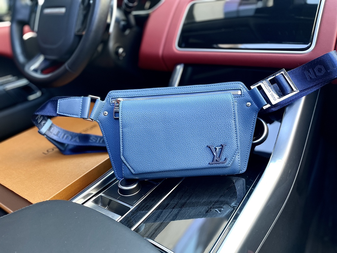 J5 高端货 “Louis Vuitton”单肩包 灰色M57081 全新 Louis Vuitton 路易威登 LV  Aerogram 单肩包以细腻粒面皮革塑造极简设计，令潮流人士解放双手，搭配金属 Louis Vuitton 路易威登 LV 标识和源自品牌设计传统硬箱的肩带。纯角翻盖和磁扣开启充裕主隔层，拉链袋再添一层保护。尺寸30/16/3。配礼盒。p205