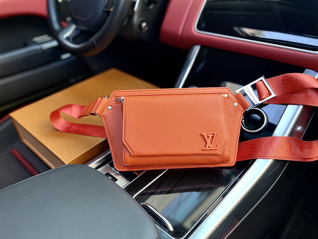 J5 高端货 “Louis Vuitton”单肩包 橙色M59625 全新 Louis Vuitton 路易威登 LV  Aerogram 单肩包以细腻粒面皮革塑造极简设计，令潮流人士解放双手，搭配金属 Louis Vuitton 路易威登 LV 标识和源自品牌设计传统硬箱的肩带。纯角翻盖和磁扣开启充裕主隔层，拉链袋再添一层保护。尺寸30/16/3。配礼盒。“Louis Vuitton”单肩包 橙色M59625 全新 Louis Vuitton 路易威登 LV  Aerogram 单肩包以细腻粒面皮革塑造极简设计，令潮流人士解放双手，搭配金属 Louis Vuitton 路易威登 LV 标识和源自品牌设计传统硬箱的肩带。纯角翻盖和磁扣开启充裕主隔层，拉链袋再添一层保护。尺寸30/16/3。配礼盒。p205