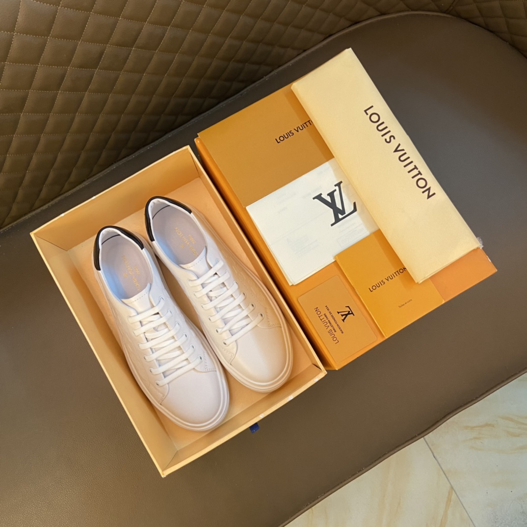 I5 LOUlS VUlTTON 路易威登～独特现风套脚鞋 LV专柜代购休闲鞋 男士2022专柜同步发售,意大利进口原版品牌精选头层柔软原版材质 羊皮内里 拒绝脱色磨脚鞋底：原厂特供原版底,.法国懒人风格设计 套脚 贴原单品质 超舒服原版底 .就好像实物拍摄实物更赞 适合户外司机驾车完美 高品质板鞋,男装男鞋码数：38-44 45可定做 白色 选