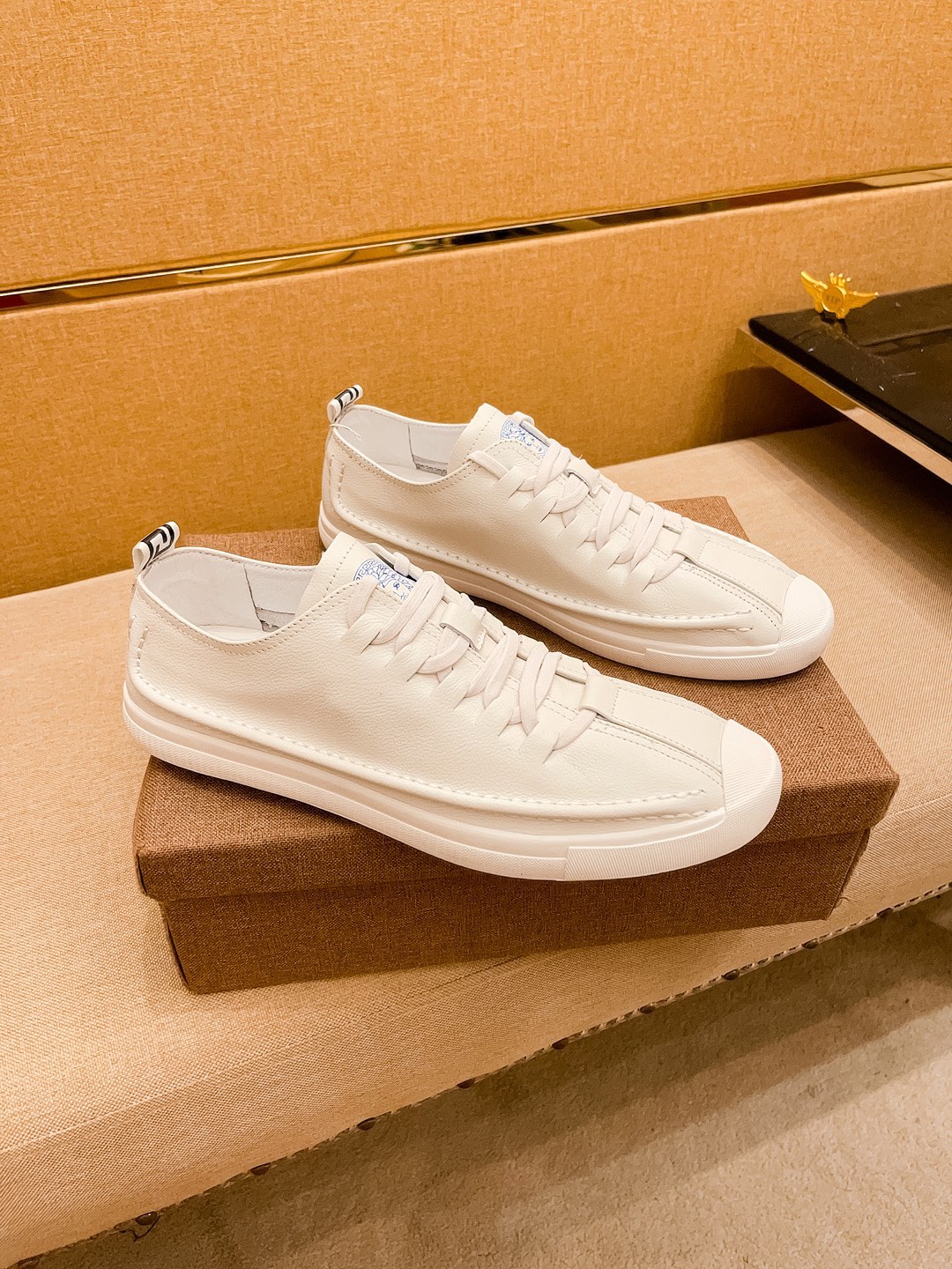 I5 Versace 范思哲 男鞋高端品牌 官网1：1最新力作：鞋面采用意大利进口头层牛皮搭配舒适透气内里原版防滑耐磨大底制作，让行走更加便捷舒适，惊世之作，与官方的质量相比美的1：1复刻[色]打造时尚个性衬托你的与众不同潮男必备!经典