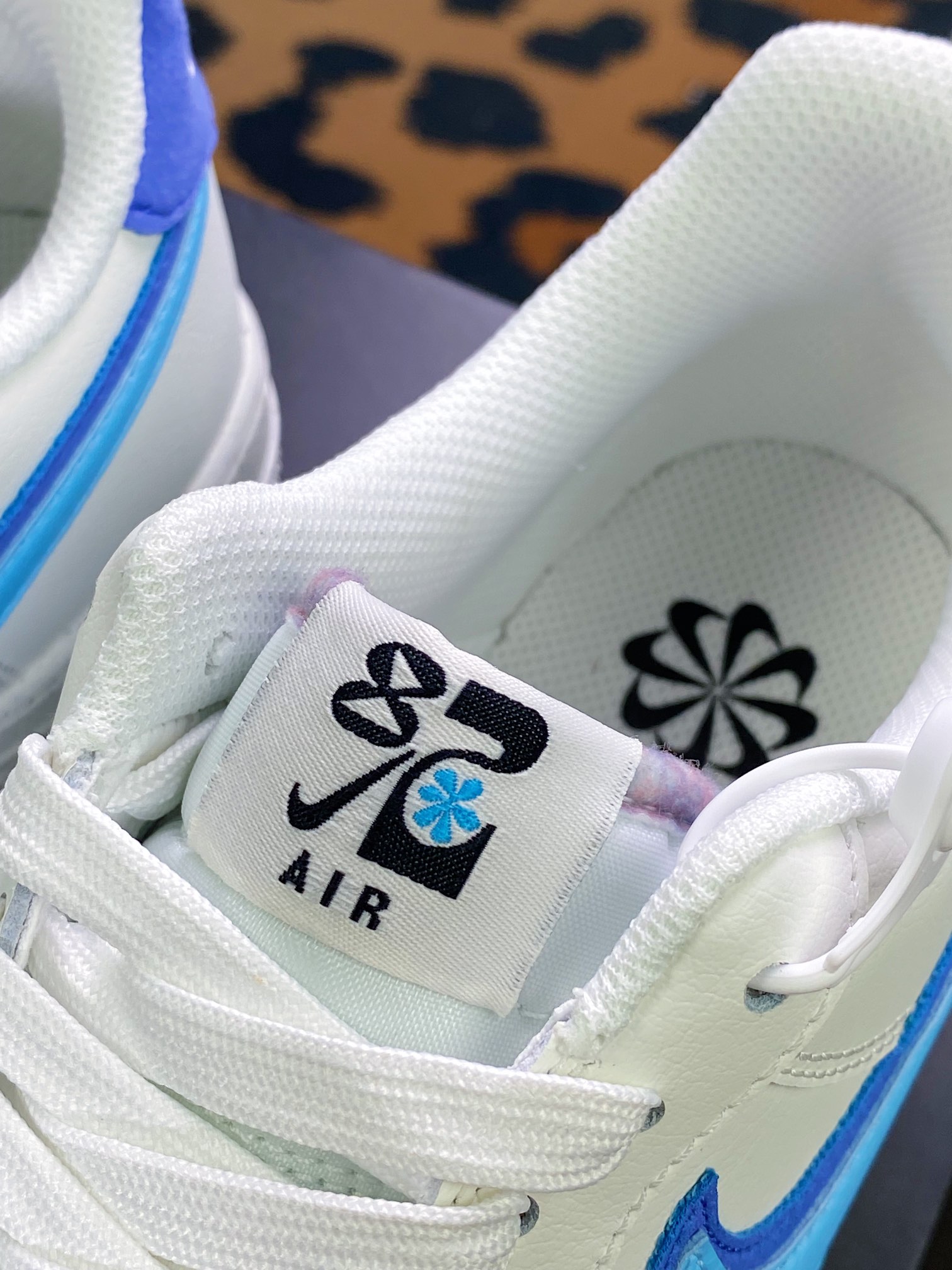 200 Air Force 1’07 LV8 EMB”82 White Blue”空军一号经典低帮百搭休闲运动板鞋DQ0359-100-莆田鞋,莆田鞋货源,高仿鞋,高仿鞋货源,安福档口,莆田高仿鞋,莆田鞋批发,高仿鞋批发,莆田高仿运动鞋,高仿运动鞋,莆田运动鞋 200 Air Force 1’07 LV8 EMB”82 White Blue”空军一号经典低帮百搭休闲运动板鞋DQ0359-100