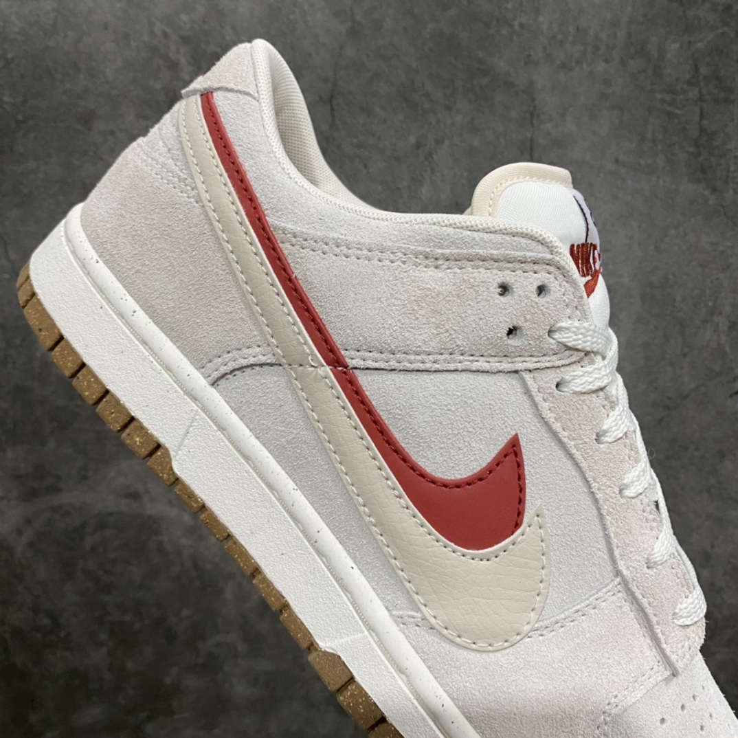 图片[7]-lw版纯原Dunk Low SE \”85\” 灰白红双钩 原装公司级 经典复古休闲板鞋 原装头层材料 用料绝不含糊 独家版型蒸餾加工帶來的是更好的视觉和脚感体验 清洁度 电绣工艺 皮料切割干净无任何毛边 细节完美 货号：DO9457-100 尺码：36 36.5 37.5 38 38.5 39 40 40.5 41 42 42.5 43 44 44.5 45 46 47.5-选品中心