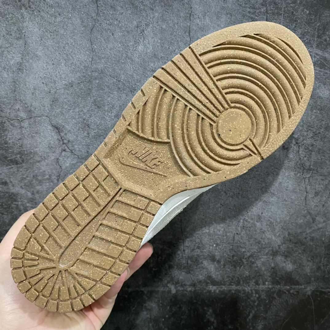 图片[9]-lw版纯原Dunk Low SE \”85\” 灰白红双钩 原装公司级 经典复古休闲板鞋 原装头层材料 用料绝不含糊 独家版型蒸餾加工帶來的是更好的视觉和脚感体验 清洁度 电绣工艺 皮料切割干净无任何毛边 细节完美 货号：DO9457-100 尺码：36 36.5 37.5 38 38.5 39 40 40.5 41 42 42.5 43 44 44.5 45 46 47.5-选品中心