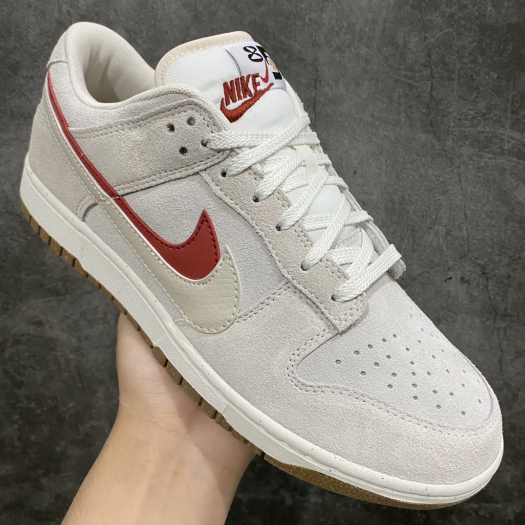 图片[3]-lw版纯原Dunk Low SE \”85\” 灰白红双钩 原装公司级 经典复古休闲板鞋 原装头层材料 用料绝不含糊 独家版型蒸餾加工帶來的是更好的视觉和脚感体验 清洁度 电绣工艺 皮料切割干净无任何毛边 细节完美 货号：DO9457-100 尺码：36 36.5 37.5 38 38.5 39 40 40.5 41 42 42.5 43 44 44.5 45 46 47.5-选品中心