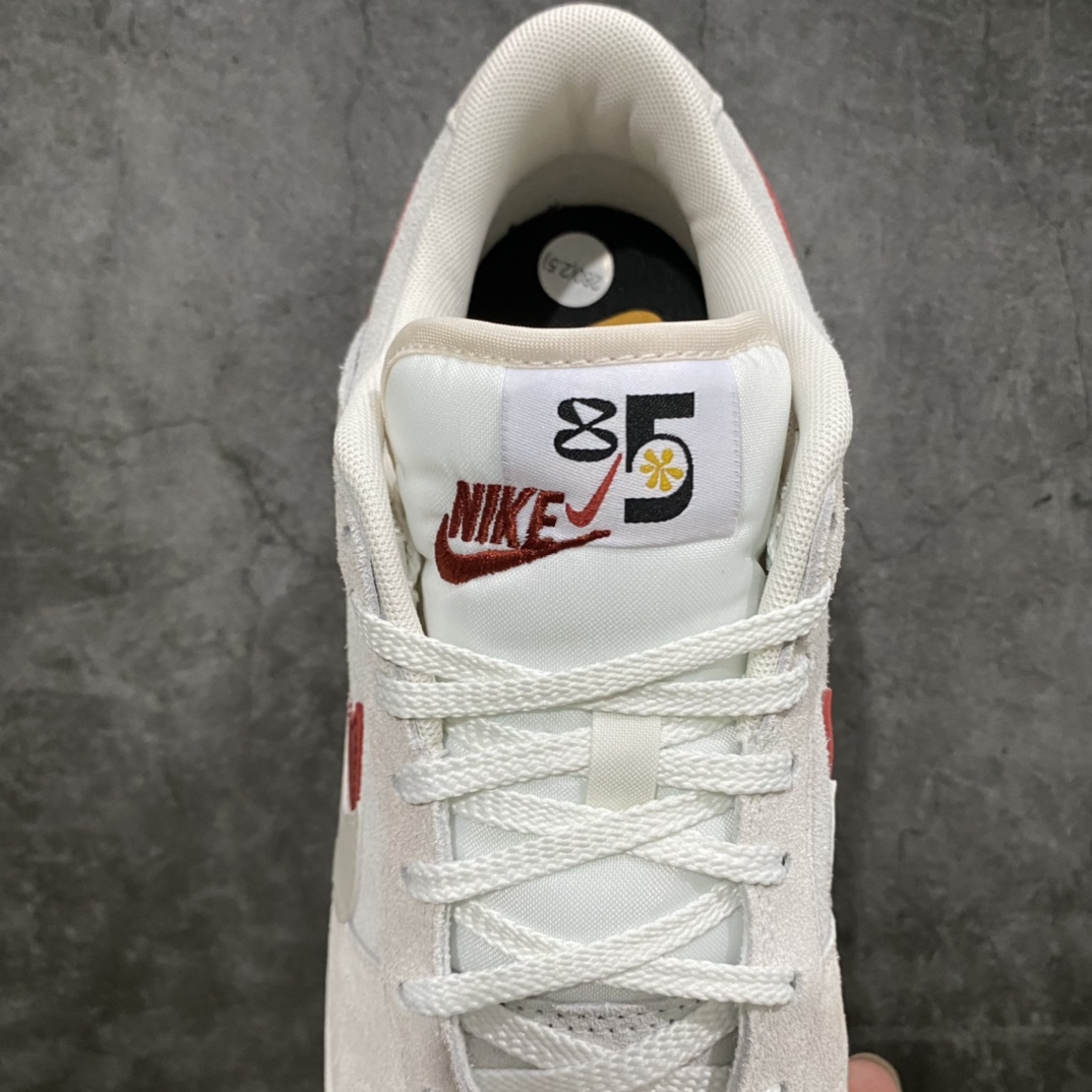 图片[8]-lw版纯原Dunk Low SE \”85\” 灰白红双钩 原装公司级 经典复古休闲板鞋 原装头层材料 用料绝不含糊 独家版型蒸餾加工帶來的是更好的视觉和脚感体验 清洁度 电绣工艺 皮料切割干净无任何毛边 细节完美 货号：DO9457-100 尺码：36 36.5 37.5 38 38.5 39 40 40.5 41 42 42.5 43 44 44.5 45 46 47.5-选品中心