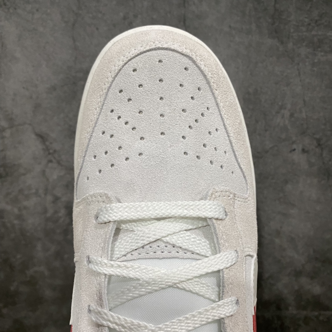 图片[5]-lw版纯原Dunk Low SE \”85\” 灰白红双钩 原装公司级 经典复古休闲板鞋 原装头层材料 用料绝不含糊 独家版型蒸餾加工帶來的是更好的视觉和脚感体验 清洁度 电绣工艺 皮料切割干净无任何毛边 细节完美 货号：DO9457-100 尺码：36 36.5 37.5 38 38.5 39 40 40.5 41 42 42.5 43 44 44.5 45 46 47.5-选品中心