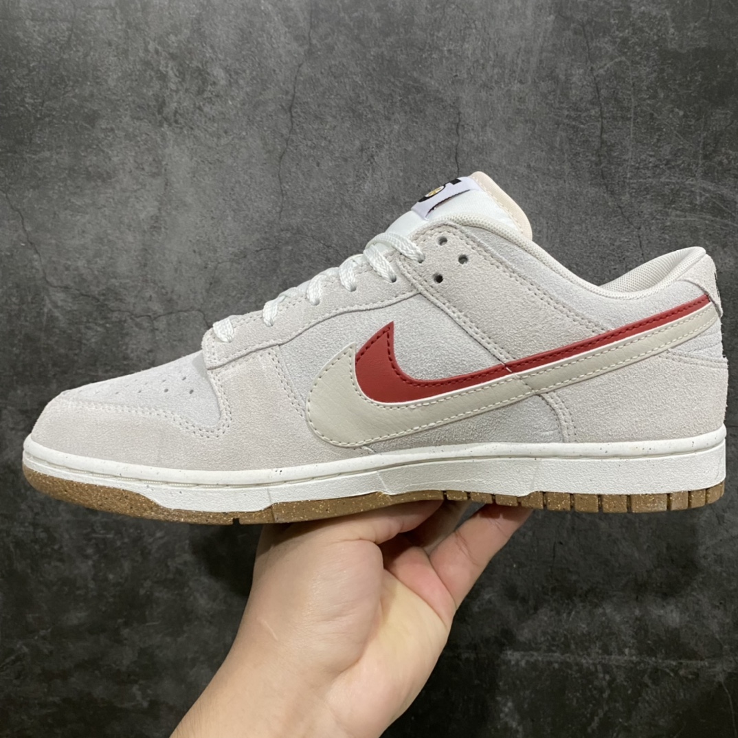 图片[2]-lw版纯原Dunk Low SE \”85\” 灰白红双钩 原装公司级 经典复古休闲板鞋 原装头层材料 用料绝不含糊 独家版型蒸餾加工帶來的是更好的视觉和脚感体验 清洁度 电绣工艺 皮料切割干净无任何毛边 细节完美 货号：DO9457-100 尺码：36 36.5 37.5 38 38.5 39 40 40.5 41 42 42.5 43 44 44.5 45 46 47.5-选品中心