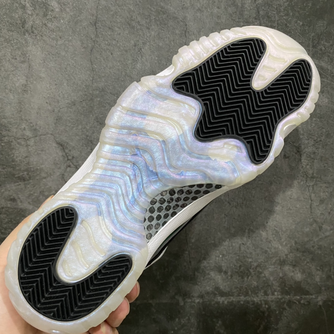 图片[9]-外贸纯原 Air Jordan AJ11 Low AJ11变色龙低帮 528895-145 新货无氧化 原楦原档案数据开模打造 原厂中底拉帮钢印 原厂漆皮 防冻不开裂 头层皮料 原装鞋撑 水晶大底正确色度色泽 原楦原数据刺绣 原厂车缝走线及对位 毫厘不差 飞人logo采用原数据电脑刺绣 原装正品碳纤维真实碳板 增强抗扭 原内标 原盒标 正确官方原盒 原厂防氧化水晶外底 原厂配套厂全掌solo气垫 尺码：40.5 41 42 42.5 43 44 44.5 45 46 47.5-选品中心