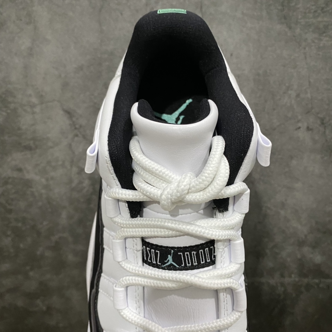 图片[8]-外贸纯原 Air Jordan AJ11 Low AJ11变色龙低帮 528895-145 新货无氧化 原楦原档案数据开模打造 原厂中底拉帮钢印 原厂漆皮 防冻不开裂 头层皮料 原装鞋撑 水晶大底正确色度色泽 原楦原数据刺绣 原厂车缝走线及对位 毫厘不差 飞人logo采用原数据电脑刺绣 原装正品碳纤维真实碳板 增强抗扭 原内标 原盒标 正确官方原盒 原厂防氧化水晶外底 原厂配套厂全掌solo气垫 尺码：40.5 41 42 42.5 43 44 44.5 45 46 47.5-选品中心