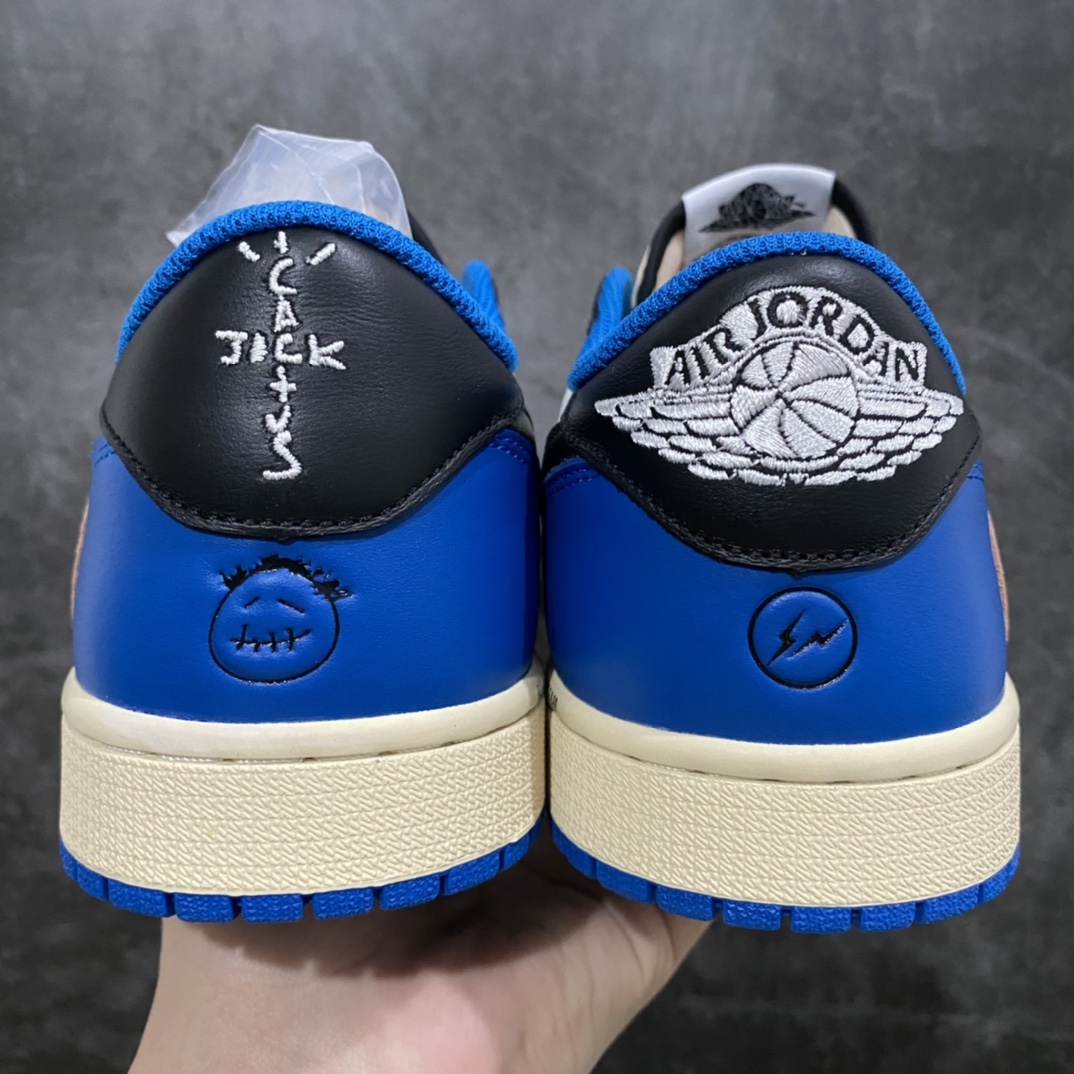 图片[4]-新DT版本 Air Jordan x Travis Scott AJ1 x TS联名 藤原浩闪电倒钩白蓝低帮DM7866-140 全新升级改进版品质 原盒原配 外盒透明胶套 内侧字体 工整带凹凸感 原厂拉帮工艺 针距密度一致 全新升级网板中底 原楦原纸板开发 后跟弧度收口自然不对折 极致一眼正品既视感 原厂皮料 进口玻璃冲刀皮料裁剪零毛边 承诺百分百一致原鞋 全鞋电脑针车工艺 鞋面清洁度最高QC检验标准 控制溢胶 飞翼3D高频深度立体 全市场仅此一家 鞋盒、防尘纸 均采购来自原厂 尺码：36 36.5 37.5 38 38.5 39 40 40.5 41 42 42.5 43 44 44.5 45 46 47.5-选品中心