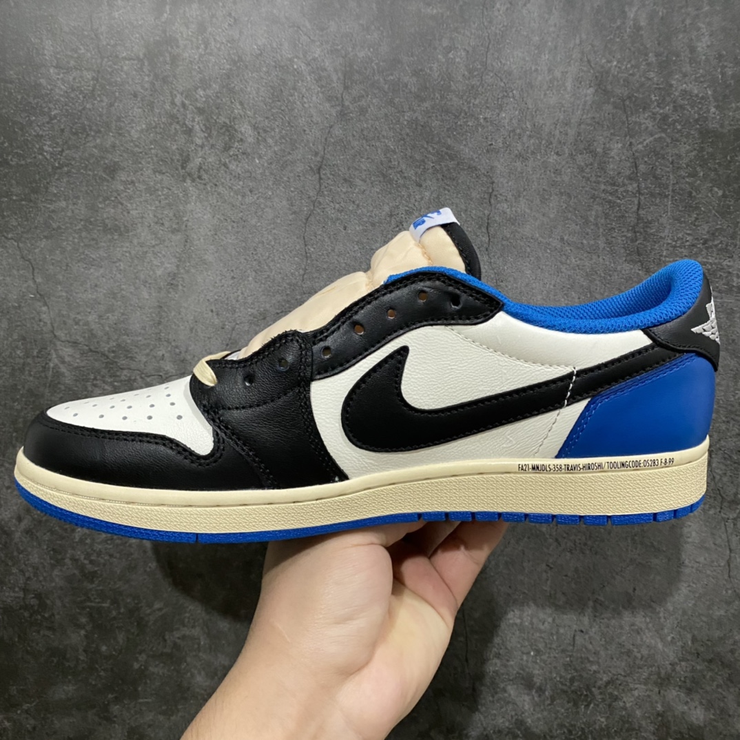 图片[2]-新DT版本 Air Jordan x Travis Scott AJ1 x TS联名 藤原浩闪电倒钩白蓝低帮DM7866-140 全新升级改进版品质 原盒原配 外盒透明胶套 内侧字体 工整带凹凸感 原厂拉帮工艺 针距密度一致 全新升级网板中底 原楦原纸板开发 后跟弧度收口自然不对折 极致一眼正品既视感 原厂皮料 进口玻璃冲刀皮料裁剪零毛边 承诺百分百一致原鞋 全鞋电脑针车工艺 鞋面清洁度最高QC检验标准 控制溢胶 飞翼3D高频深度立体 全市场仅此一家 鞋盒、防尘纸 均采购来自原厂 尺码：36 36.5 37.5 38 38.5 39 40 40.5 41 42 42.5 43 44 44.5 45 46 47.5-选品中心