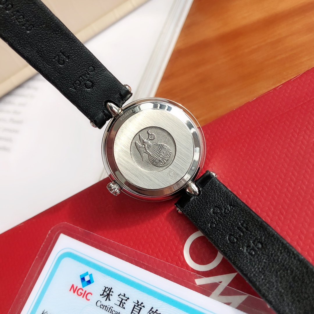 欧米茄碟飞系列同属瑞士石英机芯